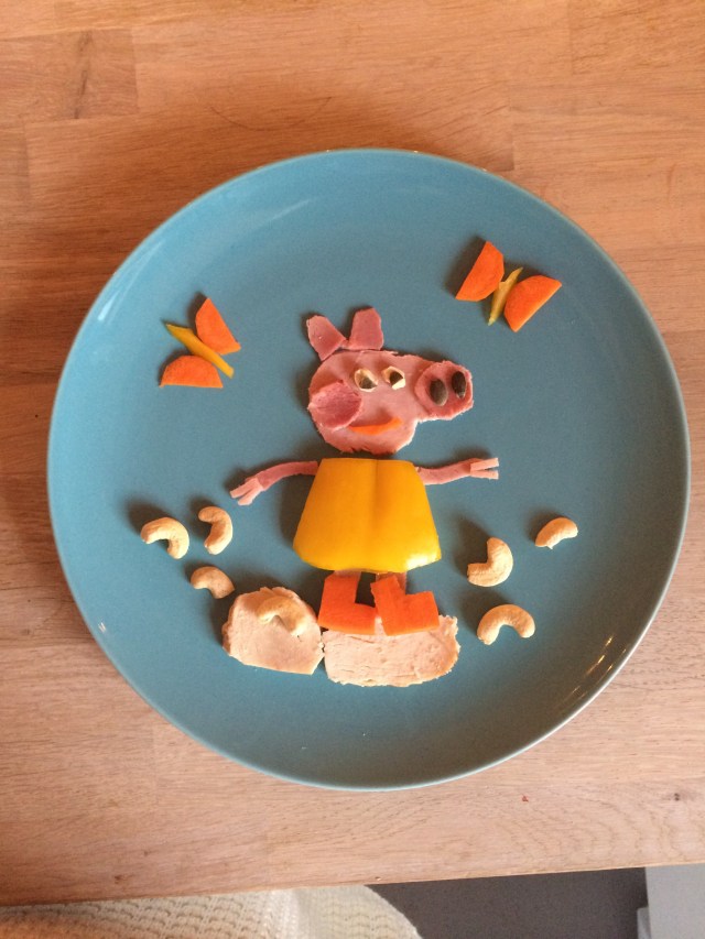 Yesterday Rosie requested a Peppa pig lunch! So here it is... Made with ham, carrot, yellow pepper, cashew nuts, pumpkin seeds & chicken 